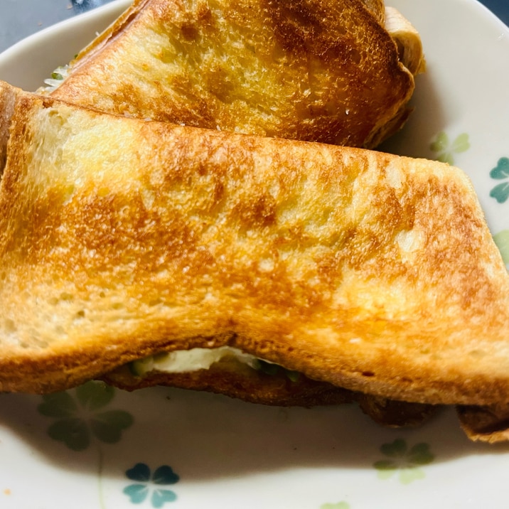 チーズと野菜のホットサンド